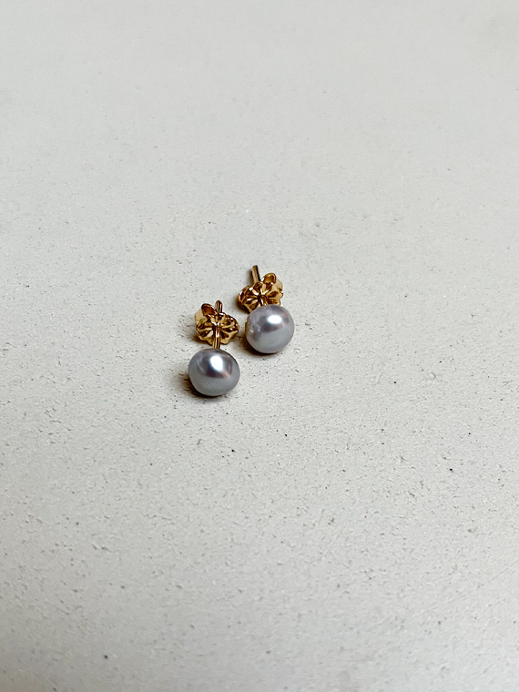 handmade pearl earrings parel van Karel rens de boer dark grey earpin 2