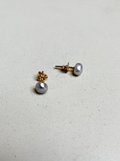 handmade pearl earrings parel van Karel rens de boer dark grey earpin