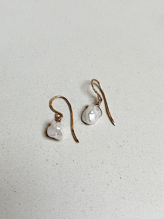 handmade pearl earrings parel van Karel rens de boer