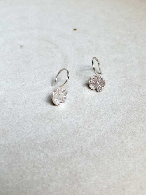 handmade earrings Nolda Vrielink amsterdam jewellery Poppy silver 2
