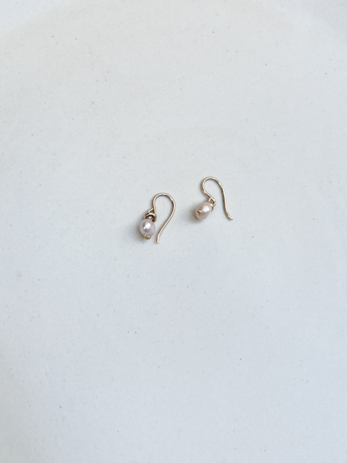 handmade pearl earrings parel van Karel rens de boer mini keshi pearls soft pink