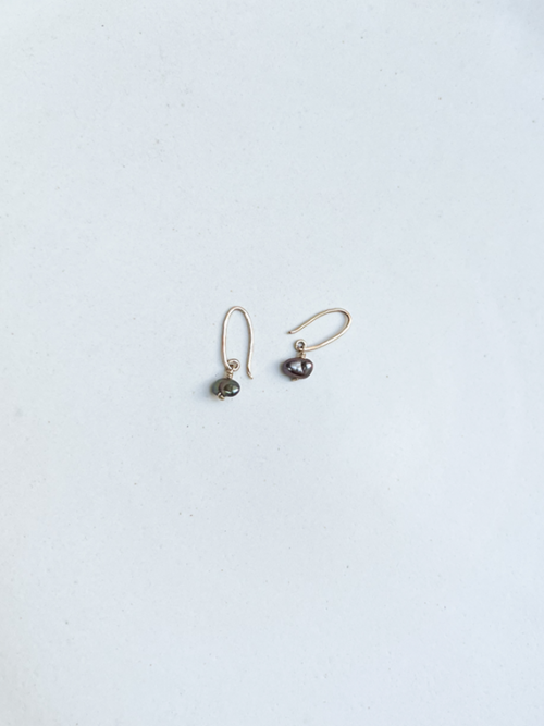 handmade pearl earrings parel van Karel rens de boer mini keshi pearls dark grey
