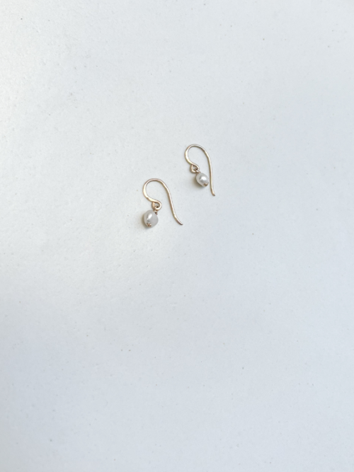 handmade pearl earrings parel van Karel rens de boer mini keshi pearls cover