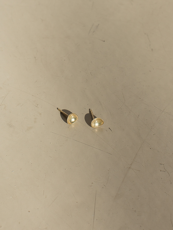 Nolda Vrielink jewelry spoon earpins 14kt gold handmade jewelry cover