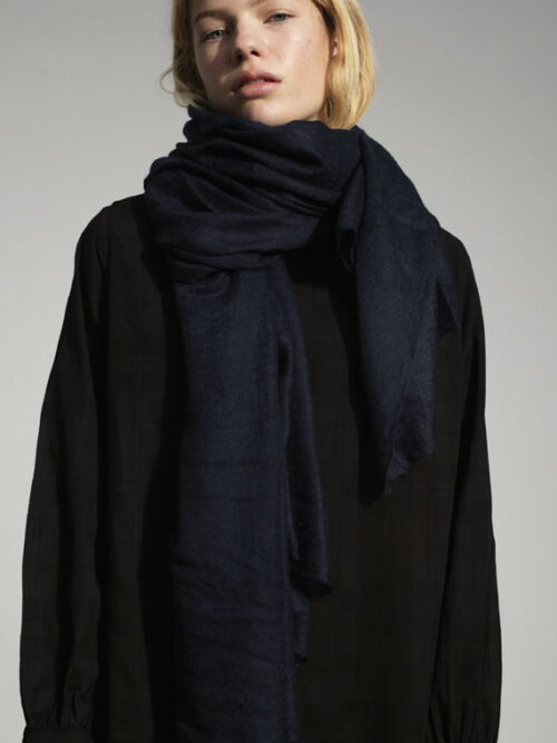 aiayu shop online poon cashmere scarf navy model front