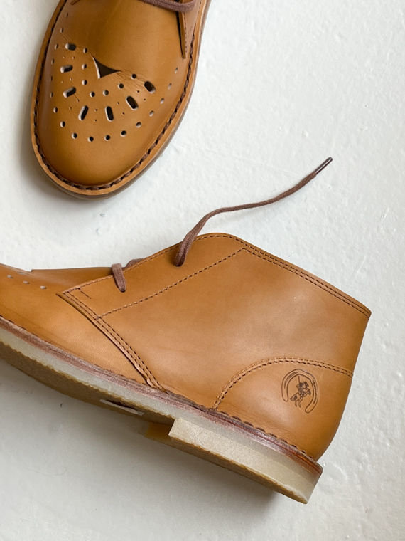 handmade leather boots la botte gardiane desert boots naturel detail back