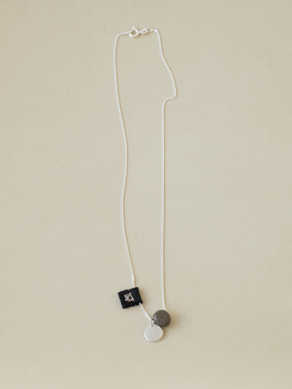 necklace moon silver pebble textile handmade jewellery fant necklace Martine viergever small packshot