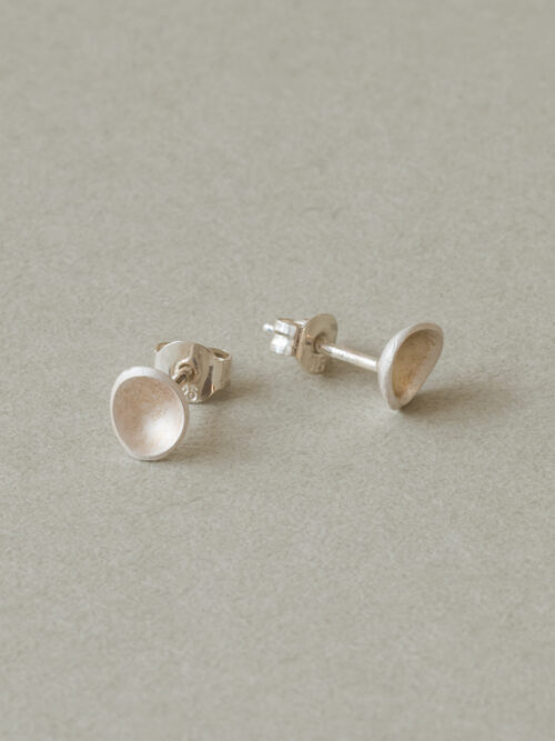 spoon ear studs earrings nolda vrielink handmade jewellery amsterdam silver overview detail