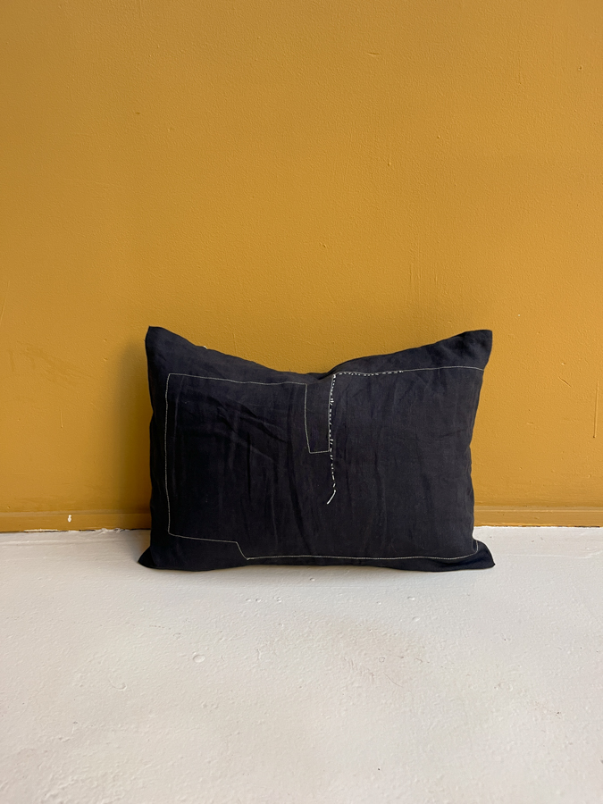 mini cushion hug black fant graphic