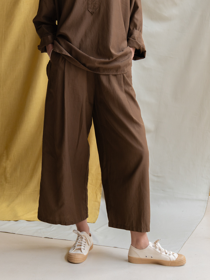 fant shop online cotton pants silk pants deadstock fashion pants saffi brown pants detail Susan bijl front close