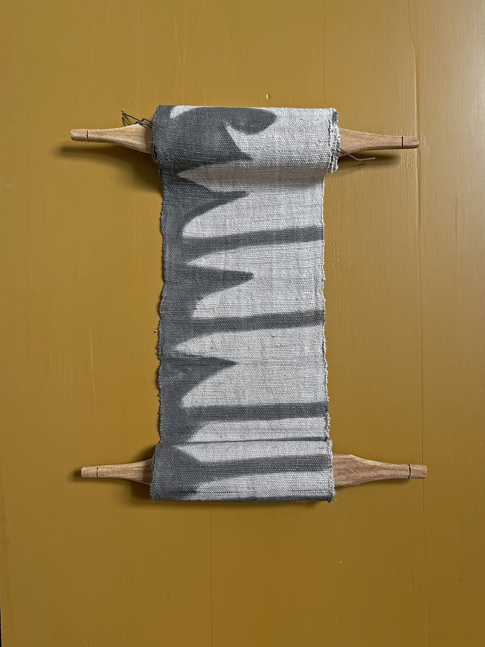 swing totem aaaa wallhanging grey white