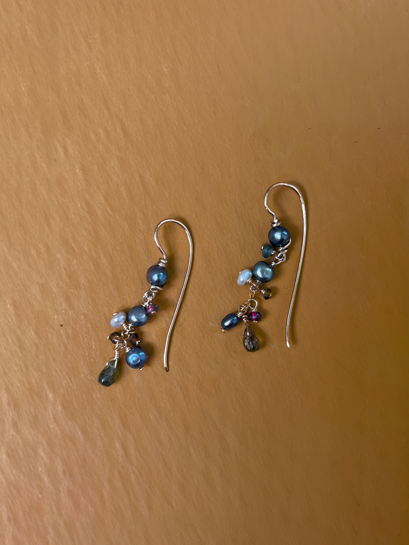 pearl earrings grey keshi pearls tourmaline garnet gemstone de parel van Karel