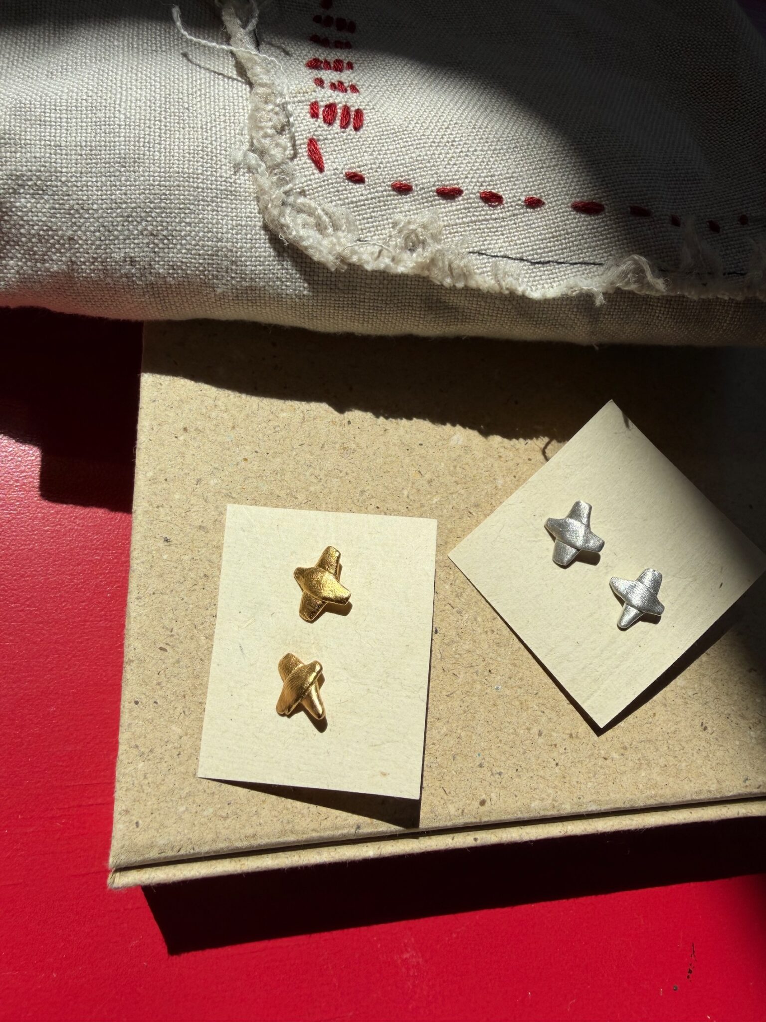 earring kiss recycled silver and 14K gold-plated by FANT the netherlands collaboration Martine Viergever
