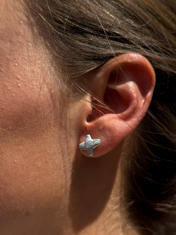earring kiss recycled silver by FANT the netherlands collaboration Martine Viergever close model