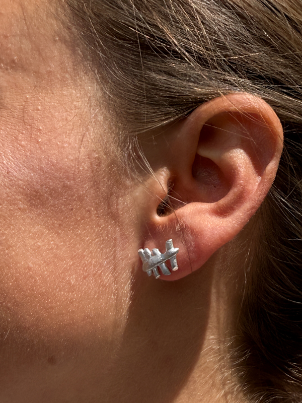 earring note tally mark recycled silver by FANT the netherlands collaboration Martine Viergever model