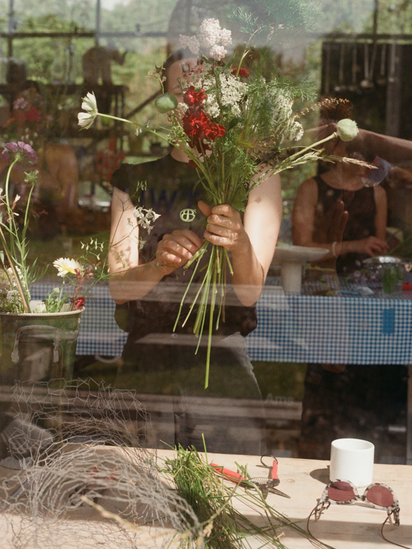 noorderbloemen workshop pluk & schik atelier sukha zomer 2026 vase and jug flower arranging